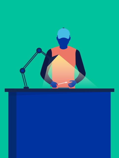 Techniker repariert ein Ger&auml;t in einem Reparaturzentrum