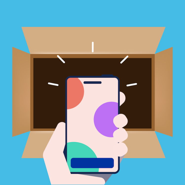 Hand, die das reparierte Ger&auml;t aus dem R&uuml;cksendepaket herausnimmt